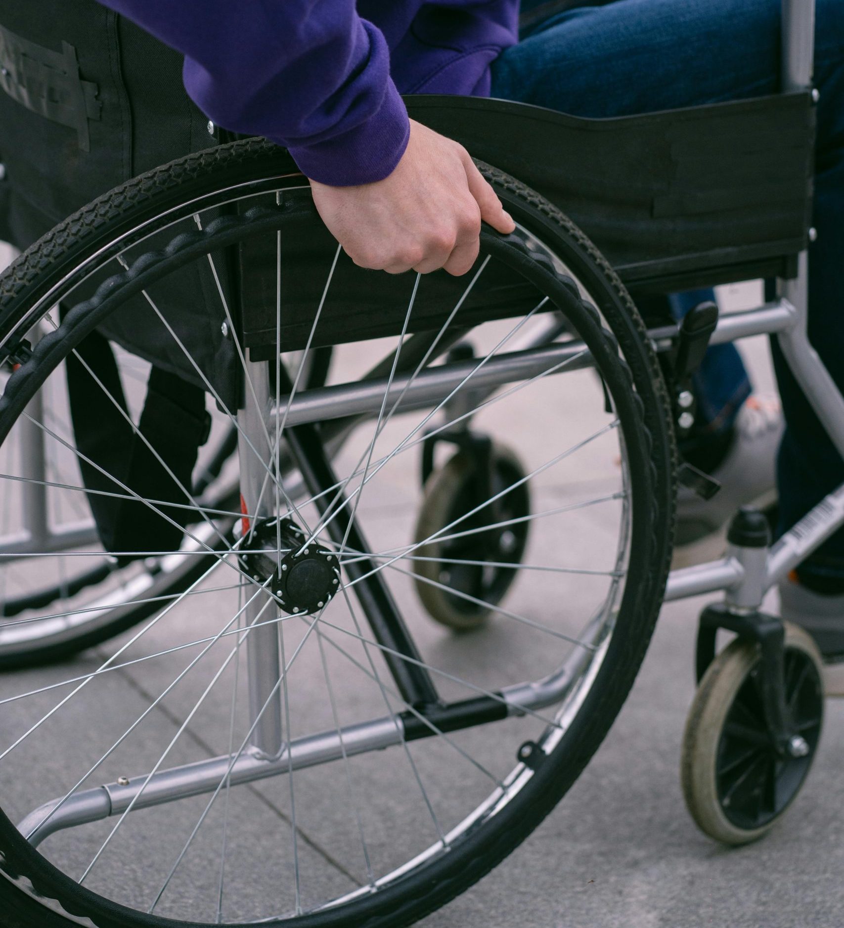 Junge im Rollstuhl wartet auf ein Krankentransport Taxiunternehmen aus Stuhr