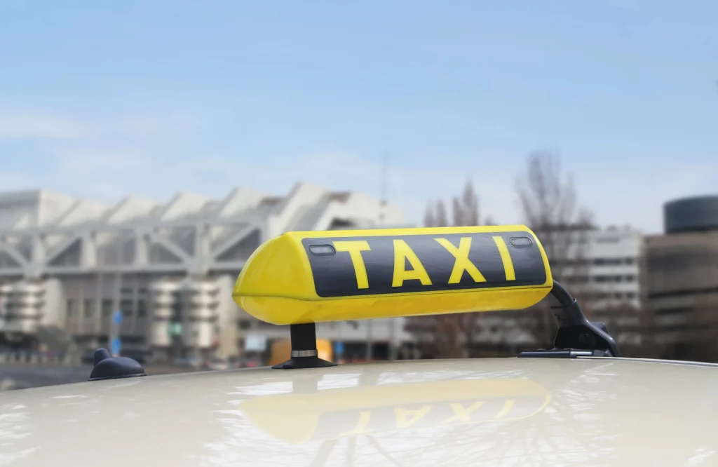 Taxi von Sümer Taxi steht am Flughafen Bremen als Shuttle Service