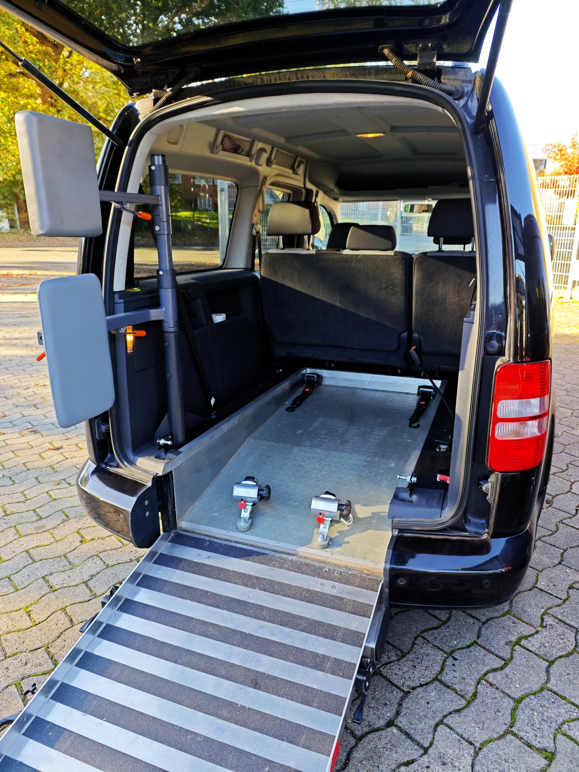 VW Caddy Taxi für Rollstuhl Fahrer
